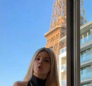 Blondes Selbstbewusstsein in Paris